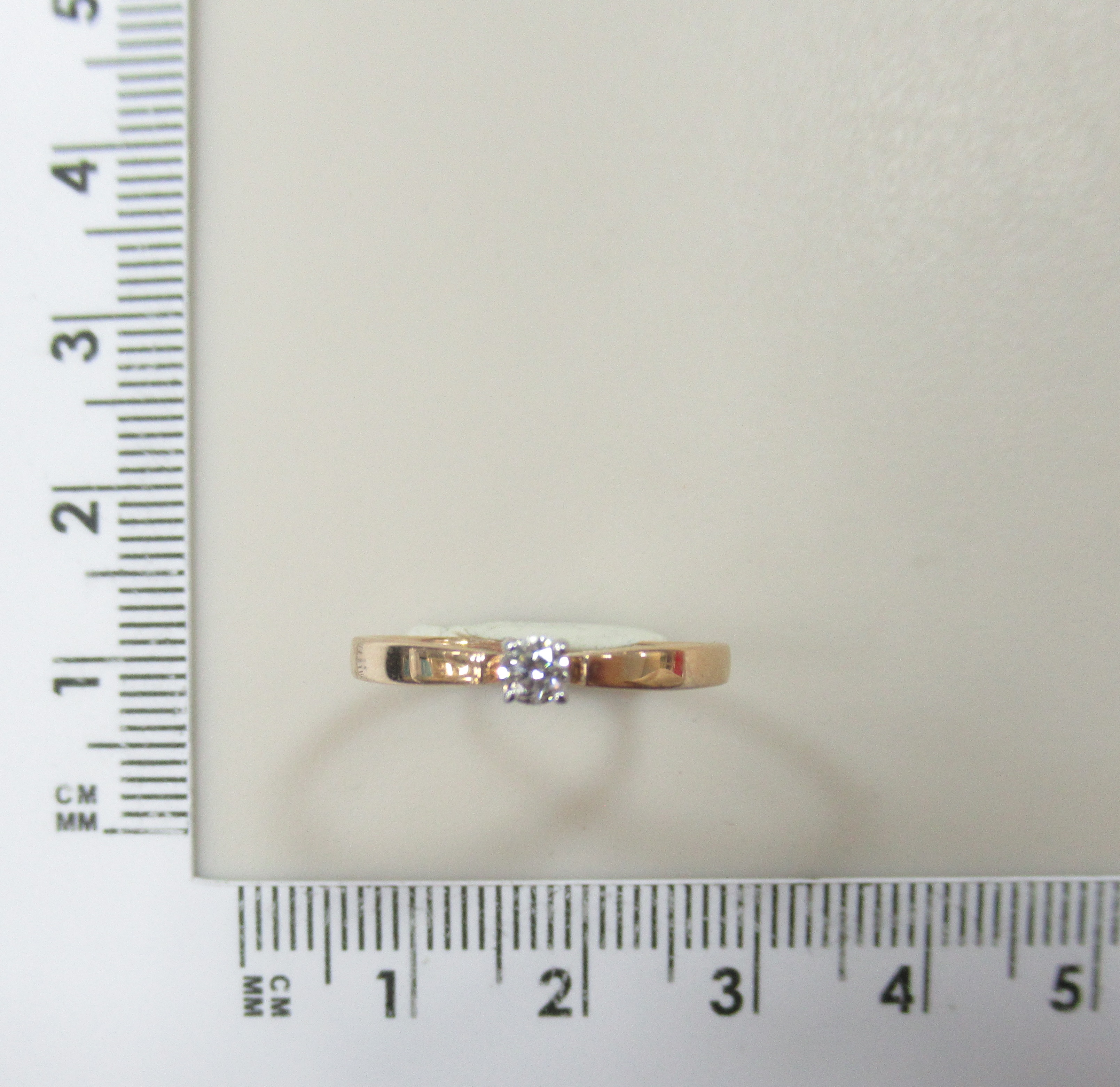 Кольцо из золота с бриллиантом